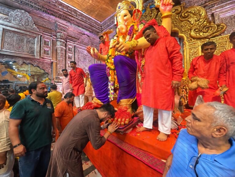 Lalbaugcha Raja cha Darshan